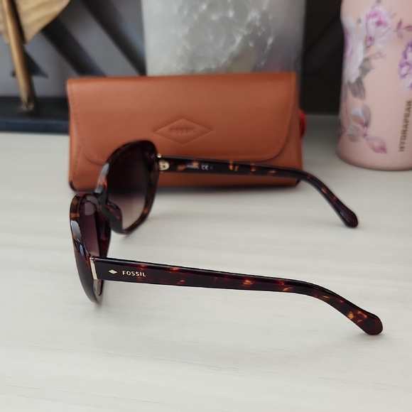 Fossil Women's Tortoise Shell Sunglasses - Picture 3 of 12